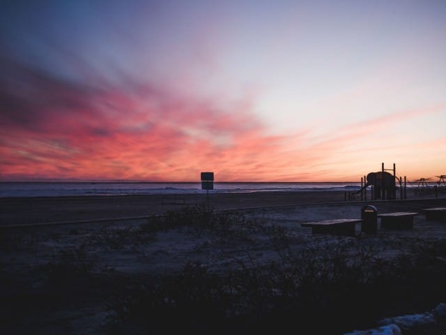 Auringonlasku Pärnun hiekkarannalla