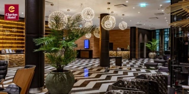 Hotellin tyylikäs sisääntuloaula