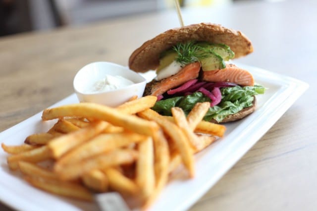 Golden Grillin lohiburger avokadolla höystettynä on täydelinen lounasherkku.