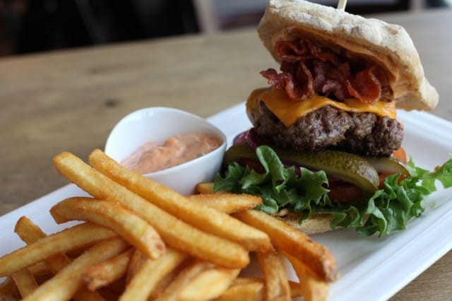 Talon hampurilainen kätkee sisäänsä pyhän kolminaisuuden eli pekonia, cheddaria ja suolakurkkua.