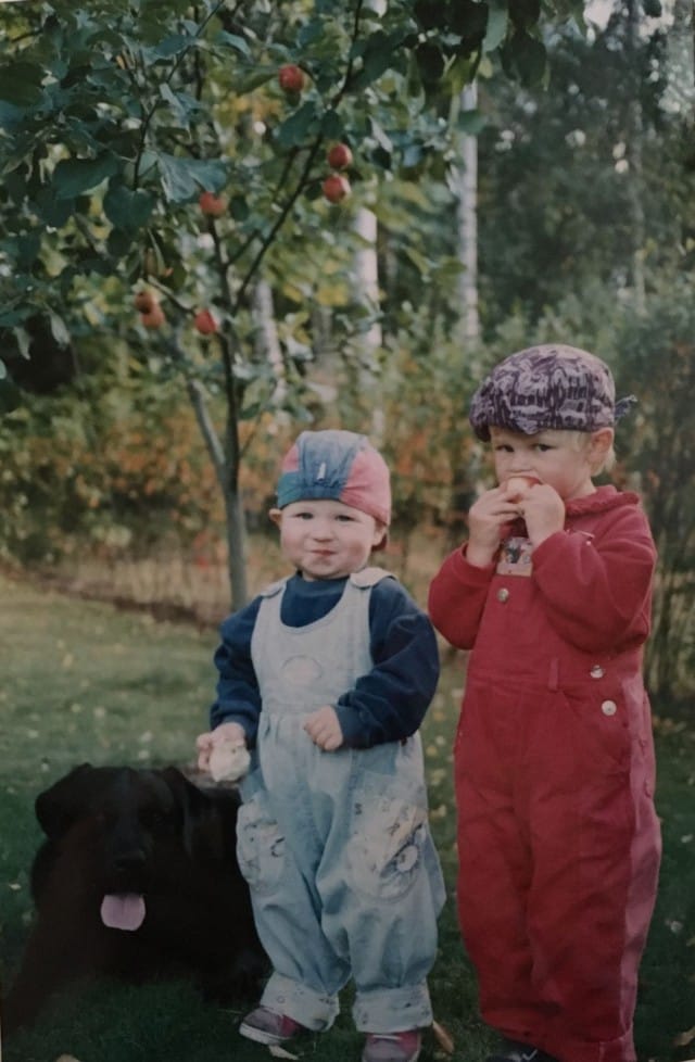Yli-Kokkiloiden takapihalla on aina kasvanut vähintäänkin yksi omenapuu. Pikkuveljelle ja Bali-koiralle maistuu myös.