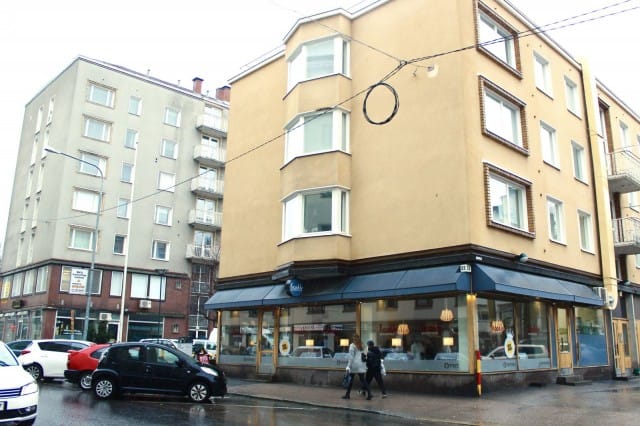 Frankly sijaitsee alle parinsadan metrin päässä Tampereen Työväen Teatterista ja noin puolen kilometrin päässä Keskustorista.