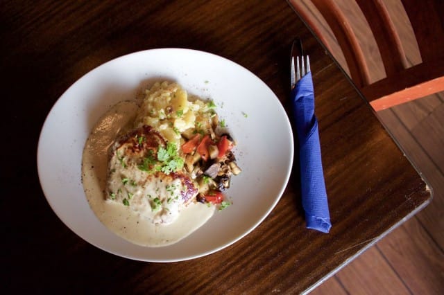 Liharuokien ystävät pääsevät maistelemaan nyt porsaan ulkofileettä kympillä. Kuvan annoksen lisukkeina valkosipuliperunoita, aurajuustokastiketta ja kasviksia.