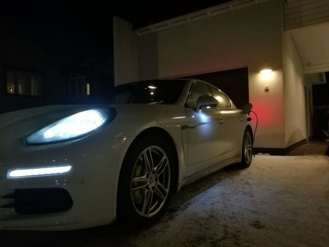 Porsche latautumassa.