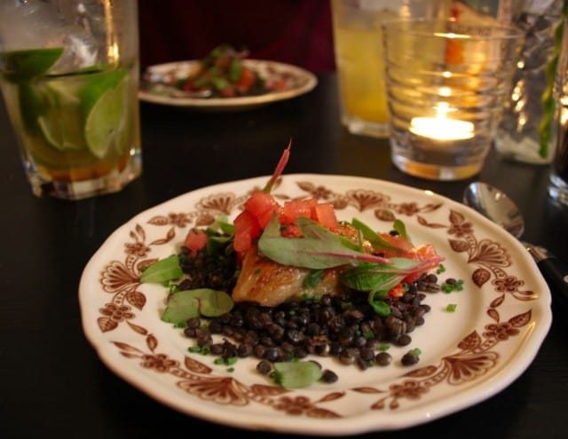 Savustettua munakoisoa, misopyrettä, vesimelonia sekä paahdettuja tummia linssejä. Hyppysellinen punaista chiliä antoi oivan jälkimaun annokseen!