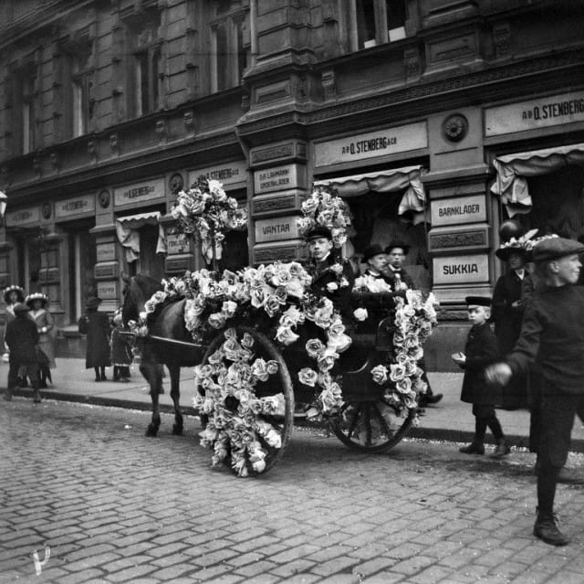 Kukitetut hevosajoneuvot Pohjois Esplanaadikadulla vappuna 1912