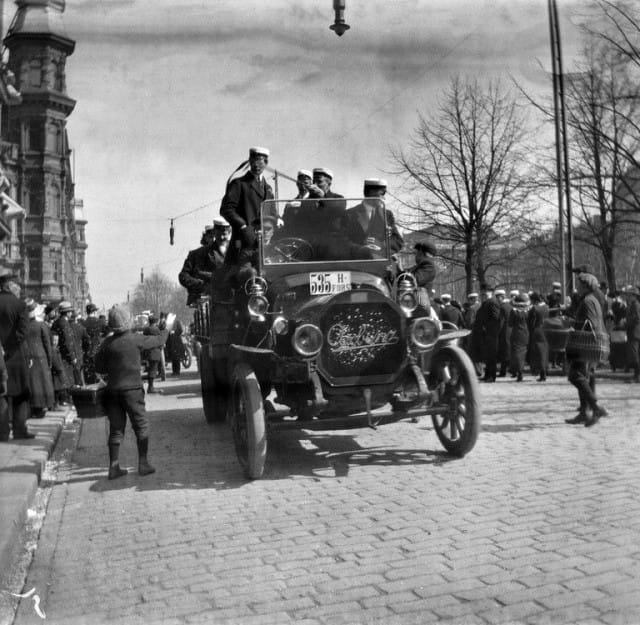 Ylioppilaiden vappuajelua autolla Pohjois-Espalla 1910.