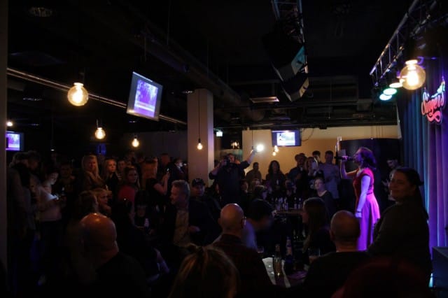 Anna-Leena Härkönen laulamassa yhtä Pöpsyjen lempi biiseistä; Nahkatakkinen tyttö!