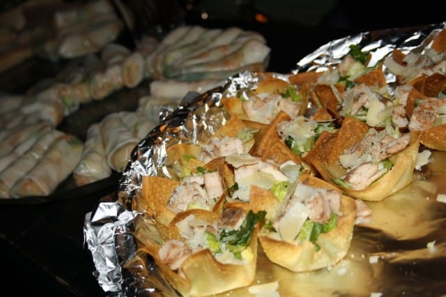 Kana-ceasarsalaattikuppeja ja kevätkääryleitä.