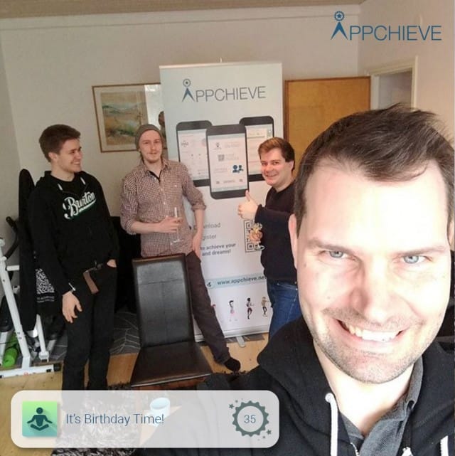 Osa tiimistämme juhlistamassa 1-vuotiasta Appchievea