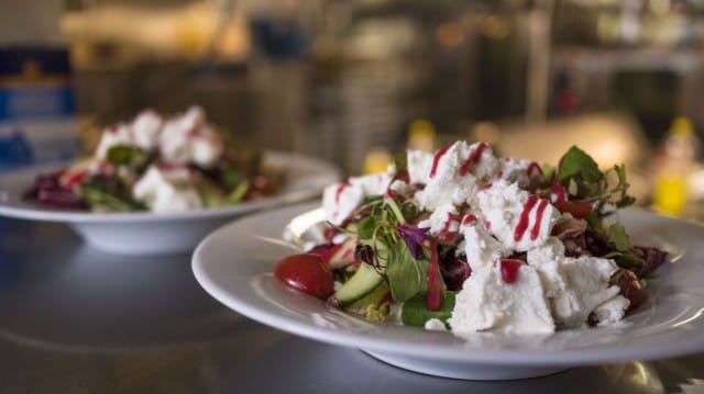 Vuohenjuusto-päärynäsalaatti.