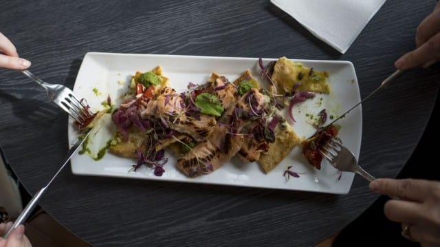 Flatbread hiillostetulla lohella.