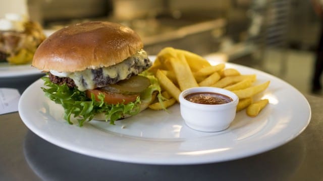 Mestaritallin juustoburger.