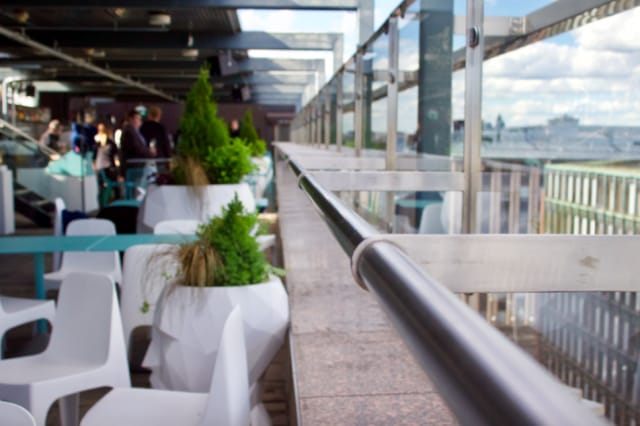 Terassin alempi kerros on katettu, jotta siitä voisi nauttia myös heikommilla keleillä.