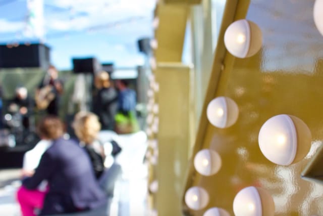 Terassilla on ylellinen, mutta rento tunnelma.