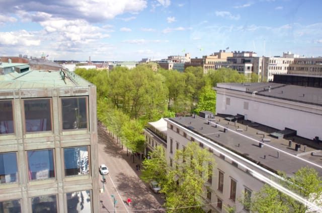 Terassilta näkee myös sisarbaari Teatteriin, joka pyörittää Stockmann Roofin toimintaa.