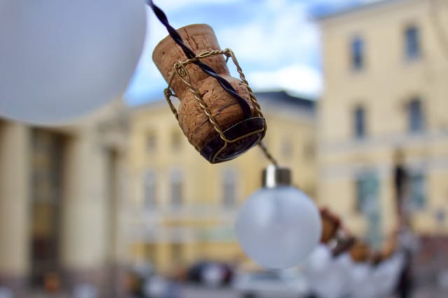 Pastiksen parklet-terassilla Pikku-Roballa on juhlan tunnelmaa.