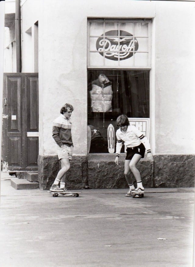 Jenkkipro Ed Nadalin ja suomalaisen Statumin Carli Gallen kikkailevat The Day Off -liikkeen edessä.