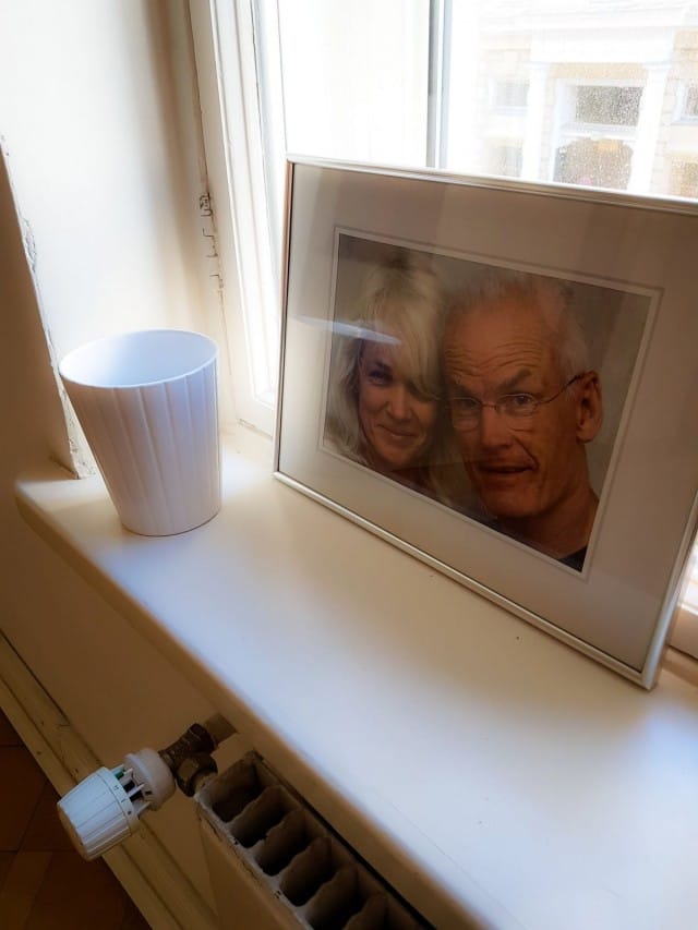 Ole ja Hannah Nydahl edustavat ikkunalaudalla.