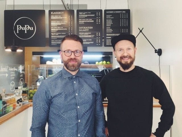 Pupun Simo Hurmeelle ja Petri Hotille maistuu luomusalaatti.