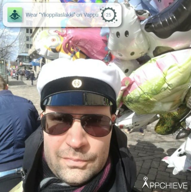 CMO:mme Jan-Mikael kaivoi ylioppilaslakkinsa esiin.