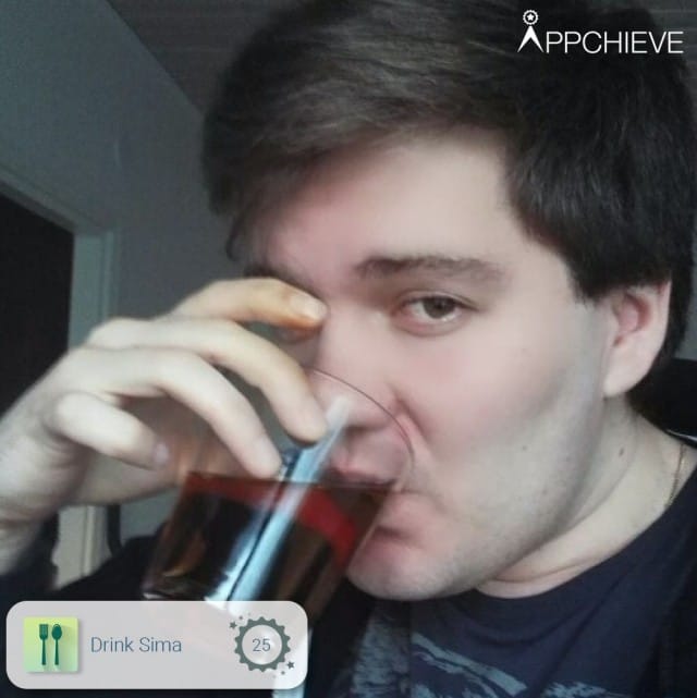 Toimitusjohtajamme Joonas korkkasi simapullon.