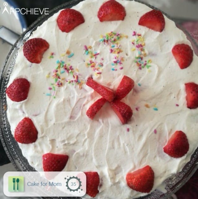 Jan-Mikael pyöräytti lasten kanssa mansikkakakun.