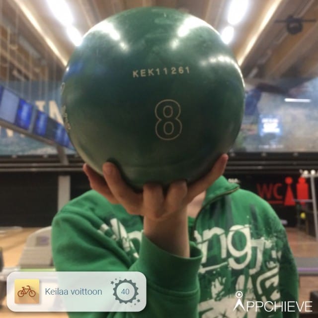 Tämä mystinen henkilö keilasi itsensä voittoon. Arvaatko kuka on kyseessä?