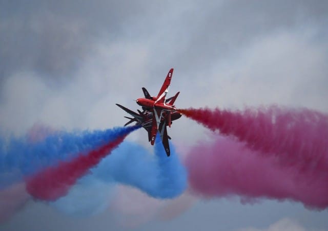Red Arrows pistää väriä taivaalle.
