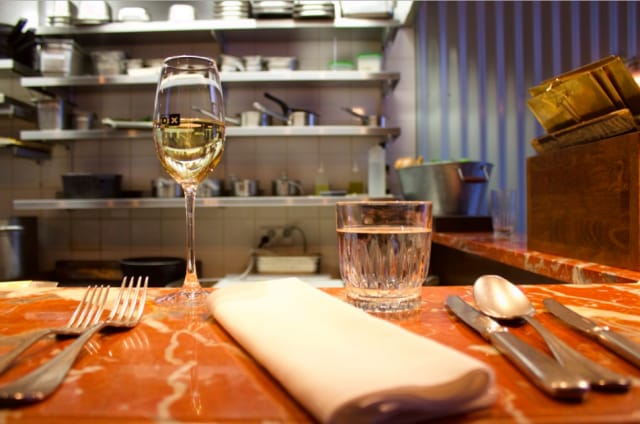 Ravintola Oxissa paras paikka on tiskillä, josta voi katsella ruokien valmistumista.