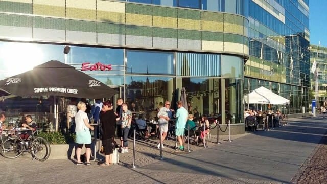 Eatosin terassilla viihtyy espanjalaismusiikin tahdittamana jopa seisten.