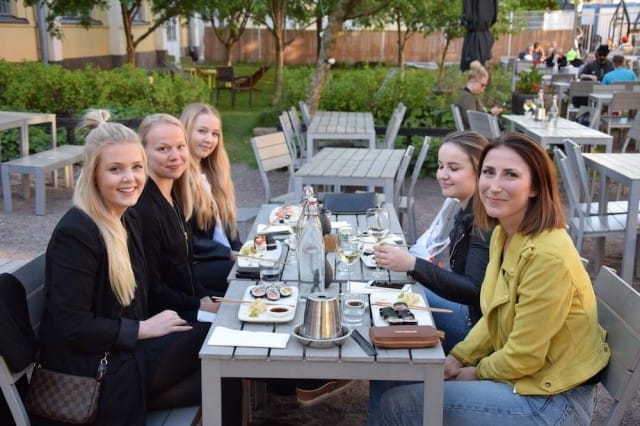 "Täällä on tosi hyvät sushi", kommentoi iltapäivää viettävä tyttöporukka.