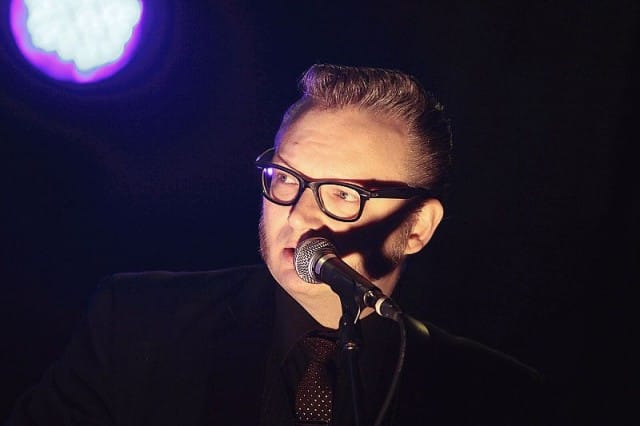 ”Miku oli meidän häissä, ystävänä ja soittajana. Nyt teemme töitä yhdessä, toisinaan lauleskellen, usein naureskellen. Huikeen mukava heppu ja pirskatin hyvä kokki ja tiimin yhteen hitsaaja.” – Niina Isokangas