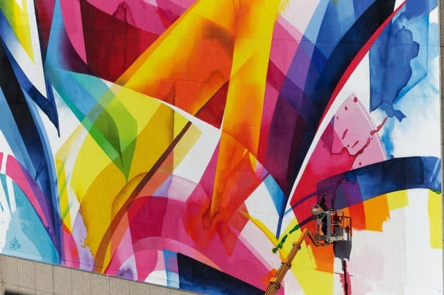 Claudia "MadC" Walde maalaa "The 500 Wall" -teosta Leipzigissä Saksassa vuonna 2013