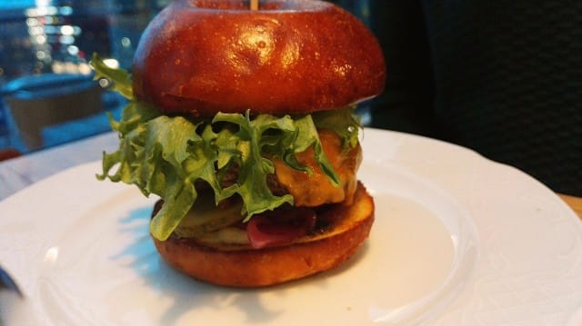 Lähikuva burgerista