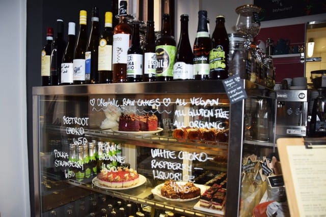 Kahvilan puolelta löytyy herkkuja.