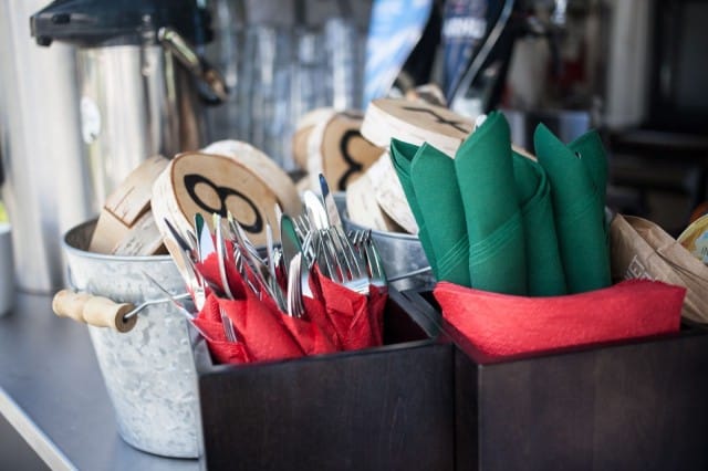 Pala metsää keskellä Helsinkiä.