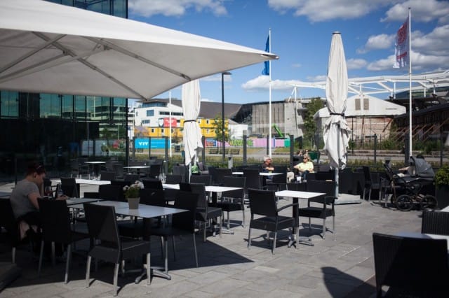 Varjojen alle pääsee aurinkoa piiloon.