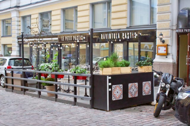 Pastiksen parklet henkii ranskalaista tunnelmaa.