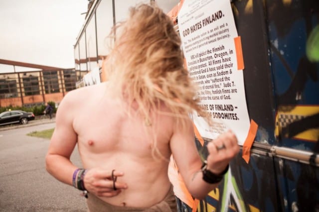 Festivaalialueen ulkopuolella saattoi hypätä parkkiin jätetyn hevibussin kyytiin ja vaikka saunoa.