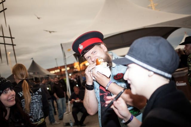 Myös hevarit tykkäävät syödä hyvin. Black Grill & Cafen listalta löytyi gourmet-burgereita nälkäisille festivaalivieraille.