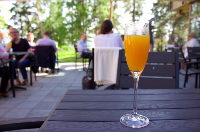 Rantapuiston terassilla on mäntymetsäinen, merellinen tunnelma.