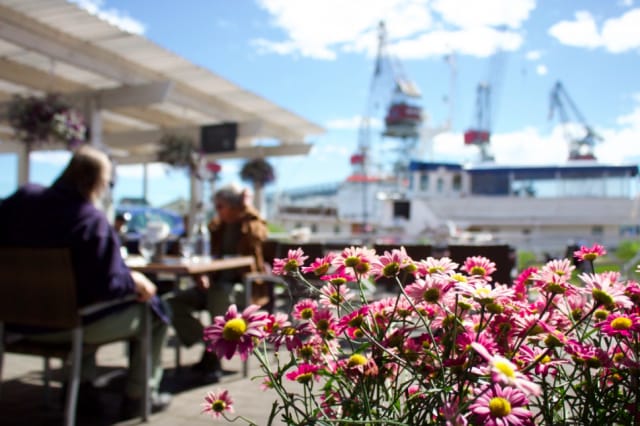 Merimakasiinin terassilla on merimiesmeininki.