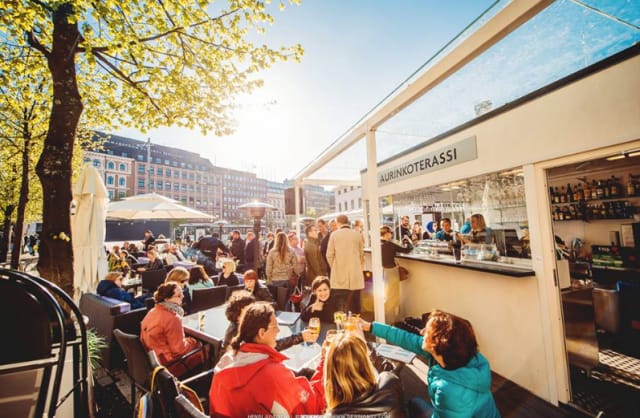 Aurinkoterassilla viihtyy pitkälle iltaan.