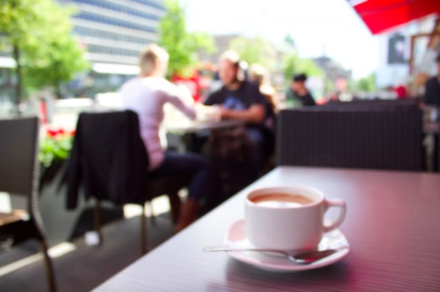 Lasipalatsille kannattaa suunnata vaikka aamukahville.