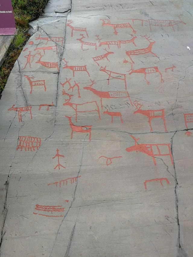 Urbaaneissa ympäristöissä on nautittu urbaanista taiteesta. Kuvassa Finnmarkin alueelta Altasta kalliomaalauksia.