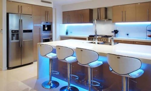 LED-nauhaa käytetty keittiön valaisuun.