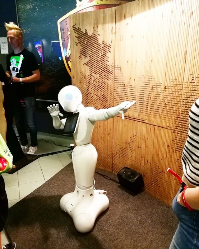 Sitran däppäävä robotti keskusteli Tubecon kävijöiden kanssa.