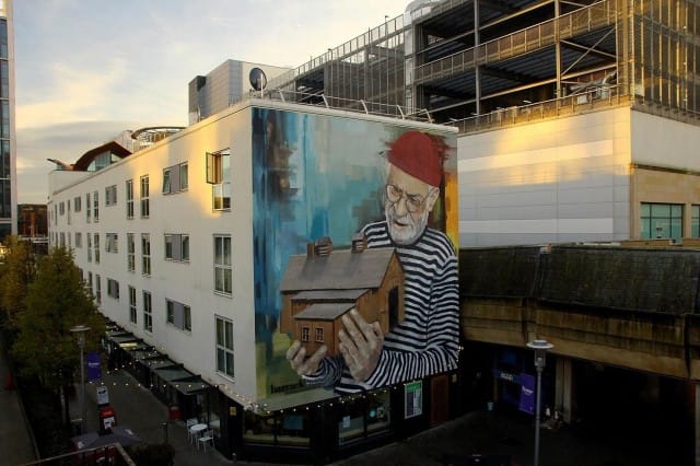 Turkuun teoksen maalaavan Wasp Elderin tyyli hyödyntää vanhoja valokuvia. Kuvassa Wasp Elderin maalaus "Home" Walesin Cardiffista.