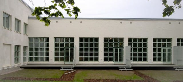 Isojja ruutuikkunoita Taivallahden talossa